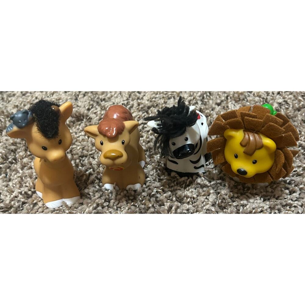 Fisher-Price Little People Take Along Lunchbox + 18 Play Pieces - Picture 5 of 10